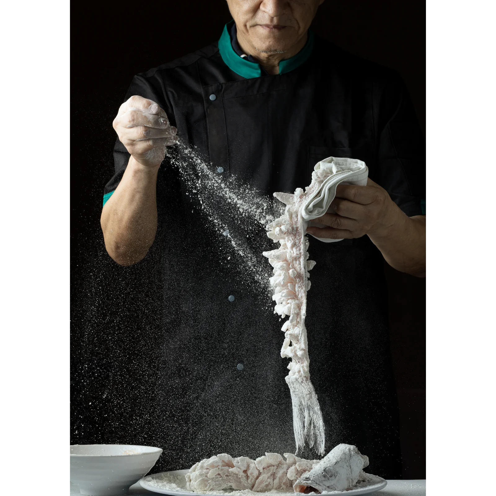 Maestro culinario preparando el plato con harina